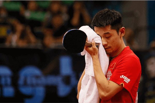 Zhnag Jike wiping face with towel